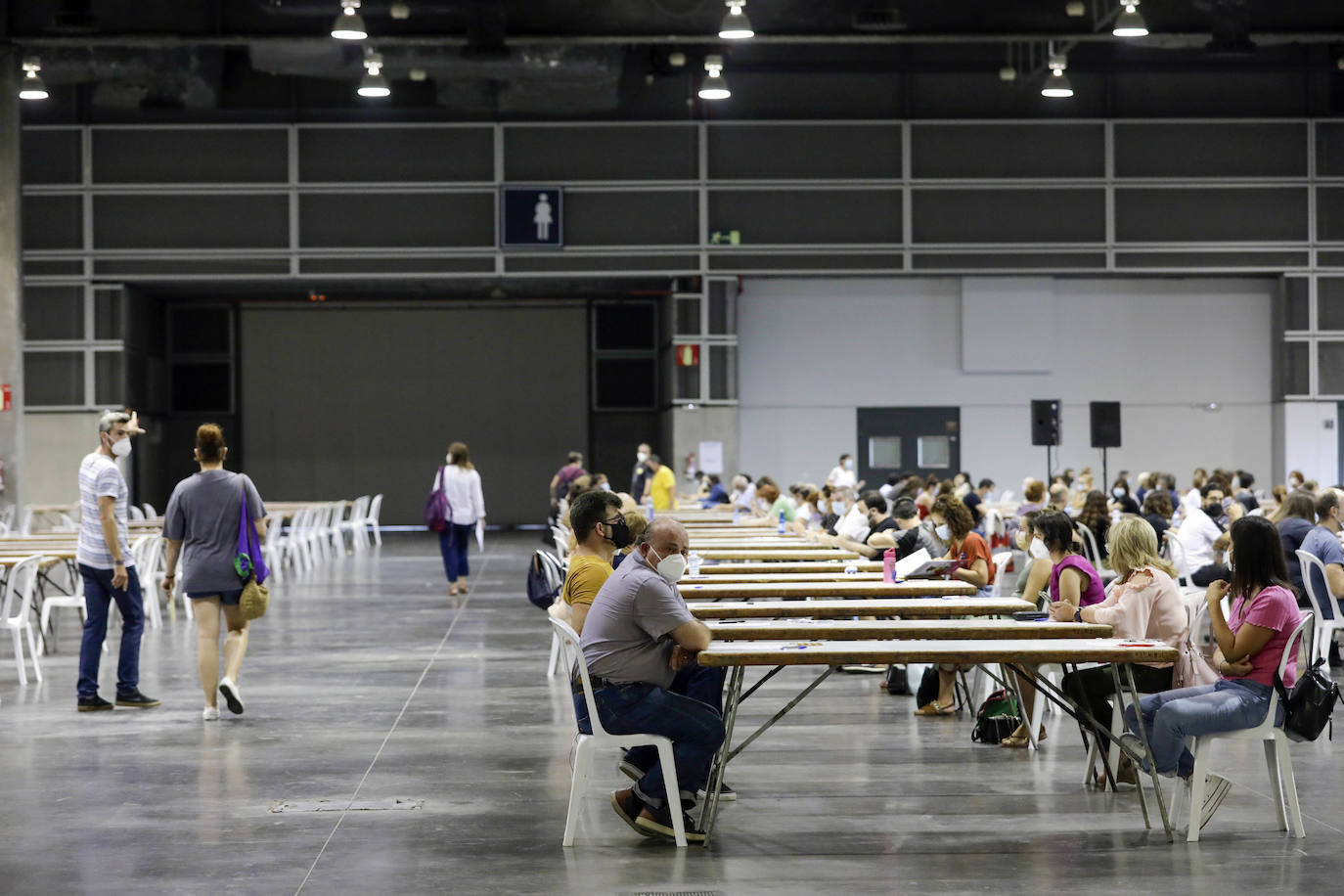 Miles de valencianos se han presentado a las oposiciones de Correos, que se han realizado en Feria Valencia. 