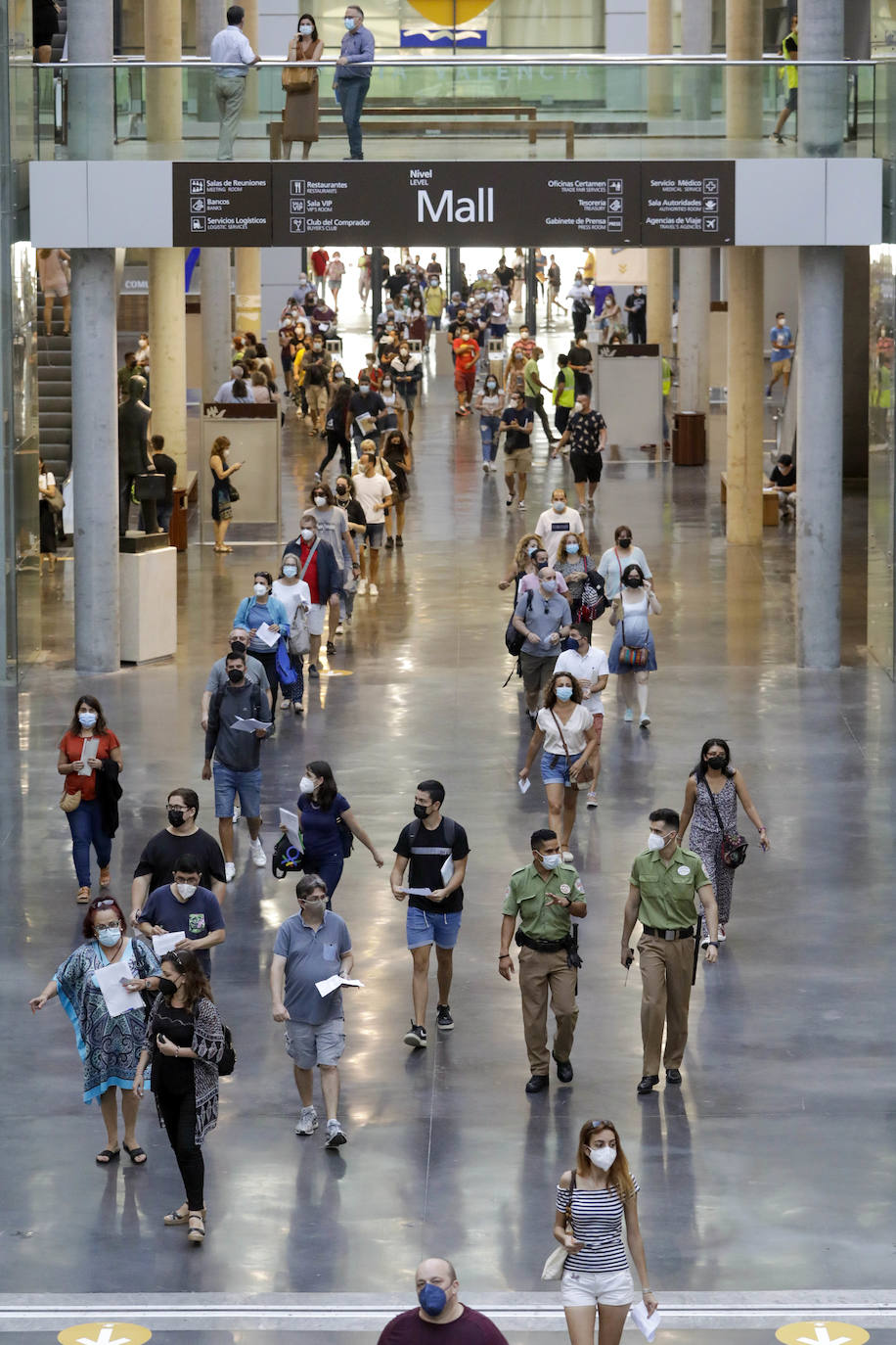 Miles de valencianos se han presentado a las oposiciones de Correos, que se han realizado en Feria Valencia. 