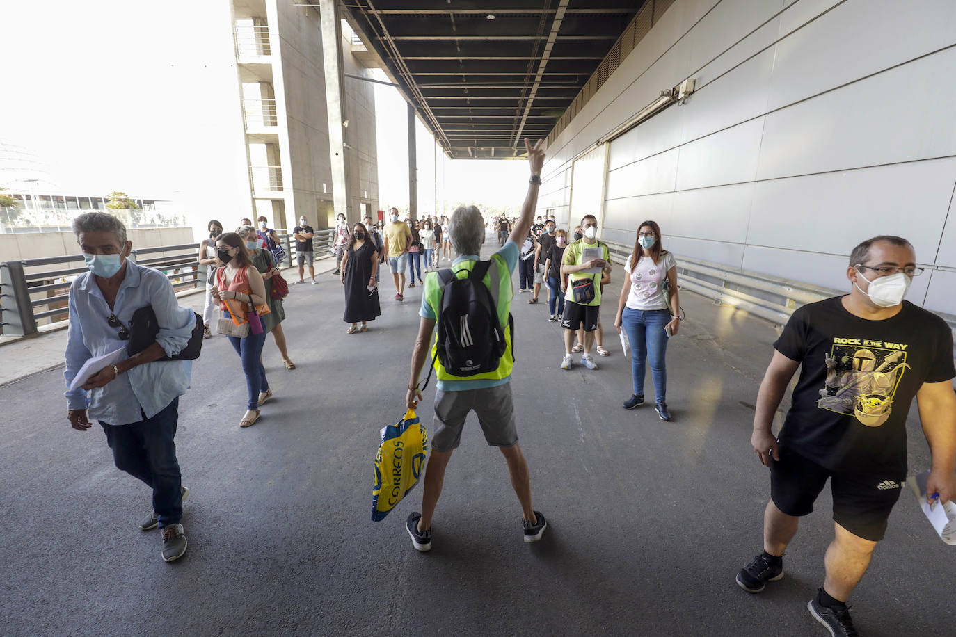 Miles de valencianos se han presentado a las oposiciones de Correos, que se han realizado en Feria Valencia. 