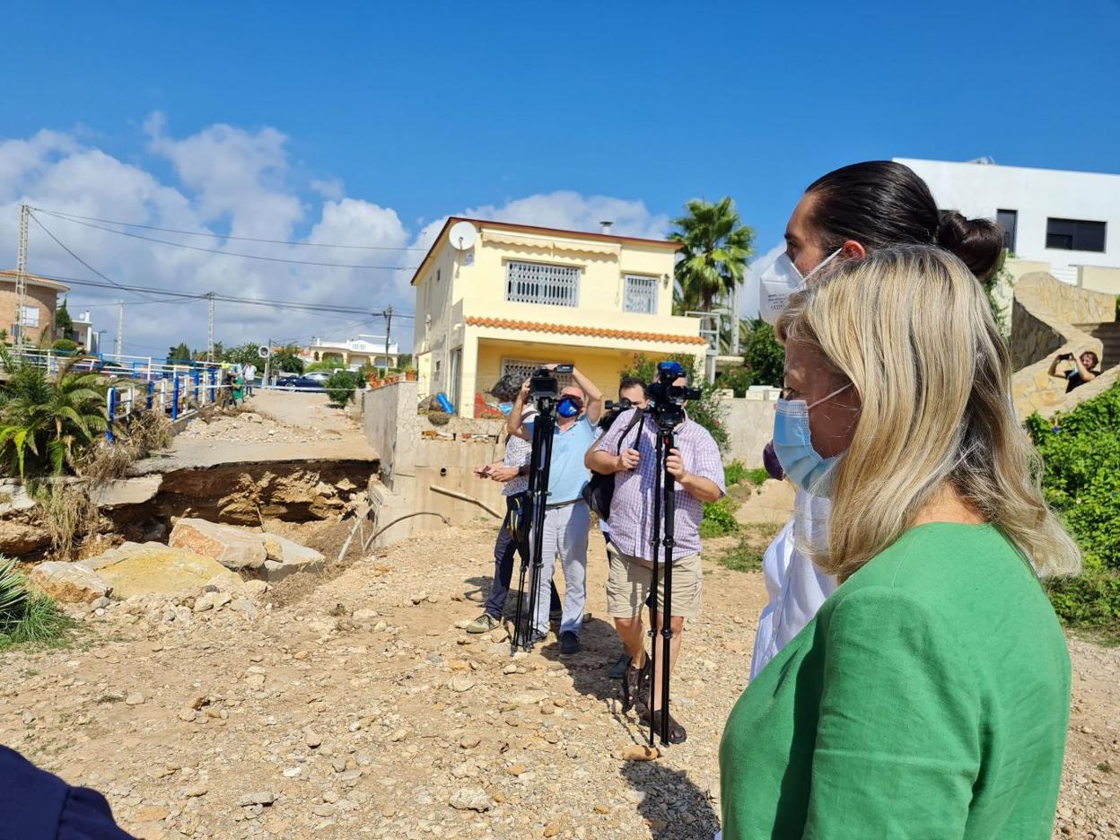 La consellera de Justicia Gabriela Bravo visita los daños por las últimas tormentas en Vinaròs, un pueblo sin plan municipal contra riadas. lp