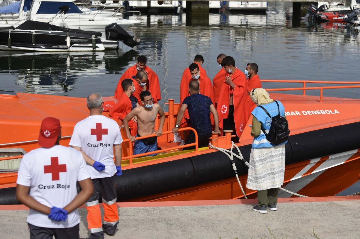 Miembros de Cruz Roja atienden a personas llegadas en pateras el pasado verano. Efe