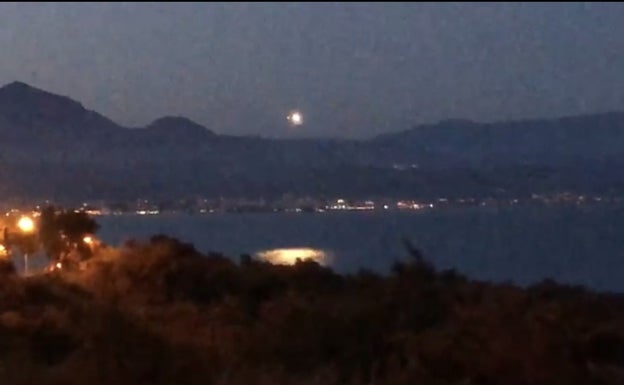 El helicóptero de rescate busca con focos en el mar a la mujer desaparecida en el Cabo. 
