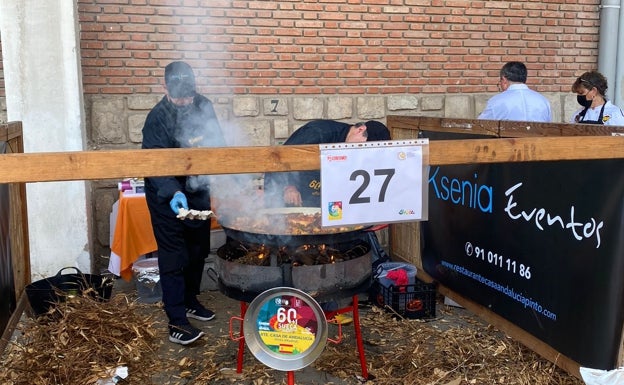 Los cocineros de 'El Madrileño' preparando la paella. 