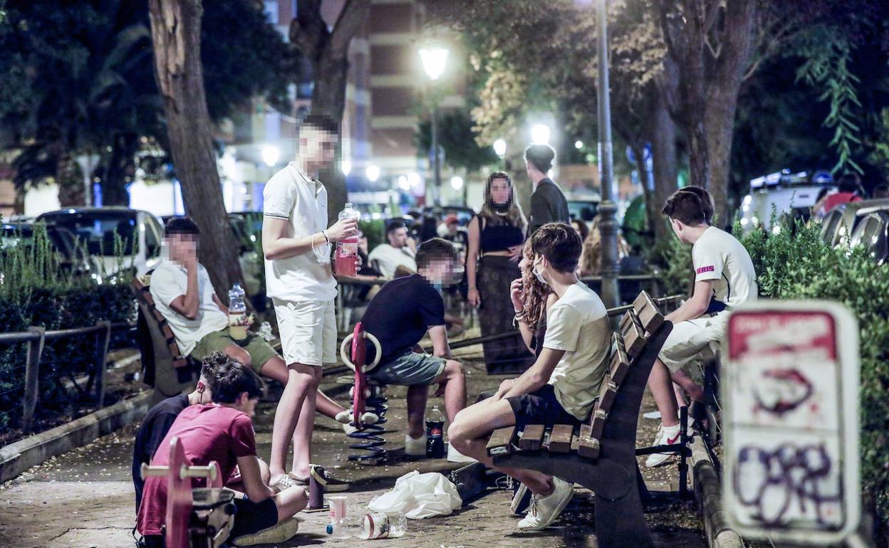 Un grupo de jóvenes hace botellón en la plaza del Cedro de Valencia, a principios de septiembre. 