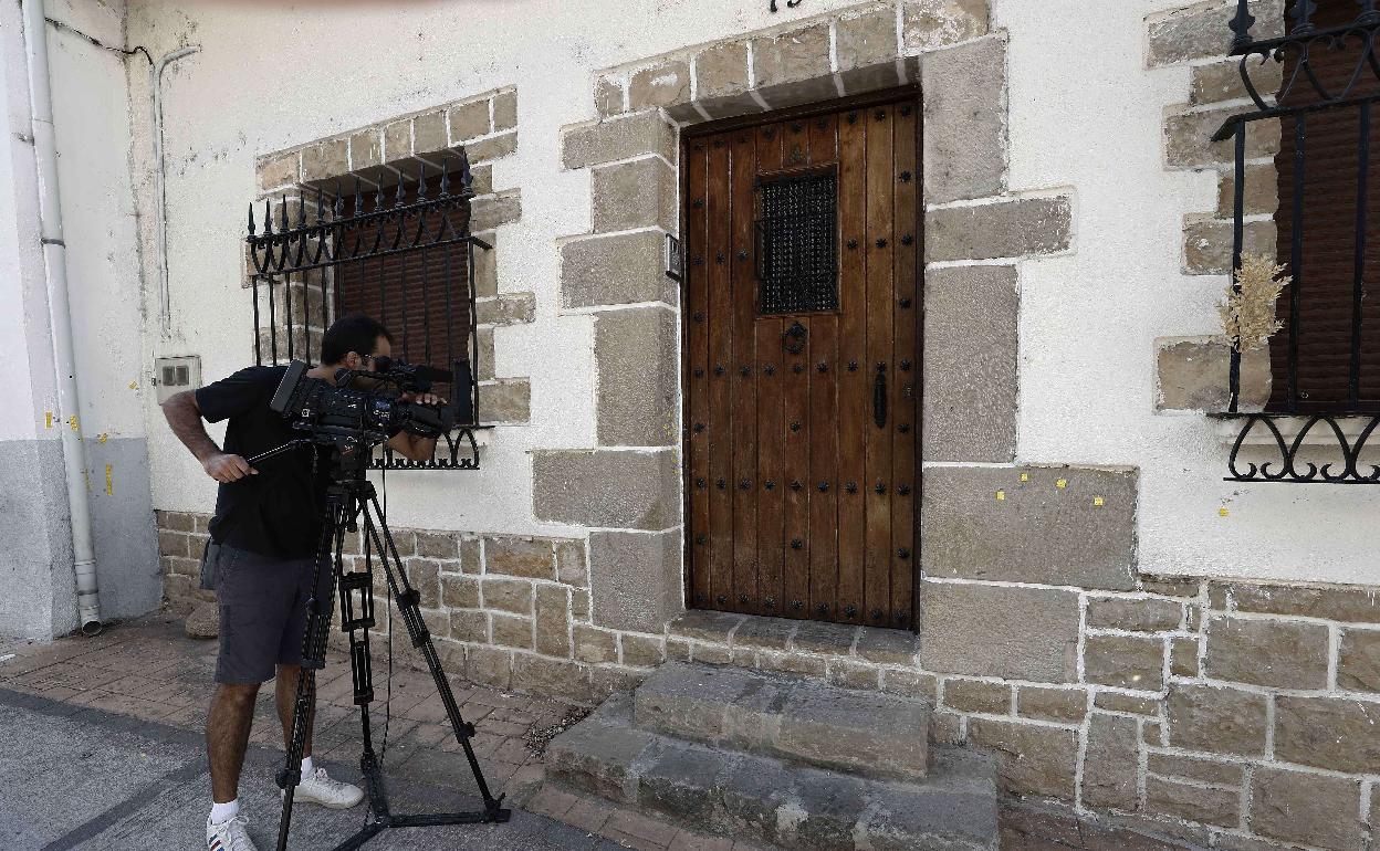 Una cámara de televisión frente a una vivienda. 