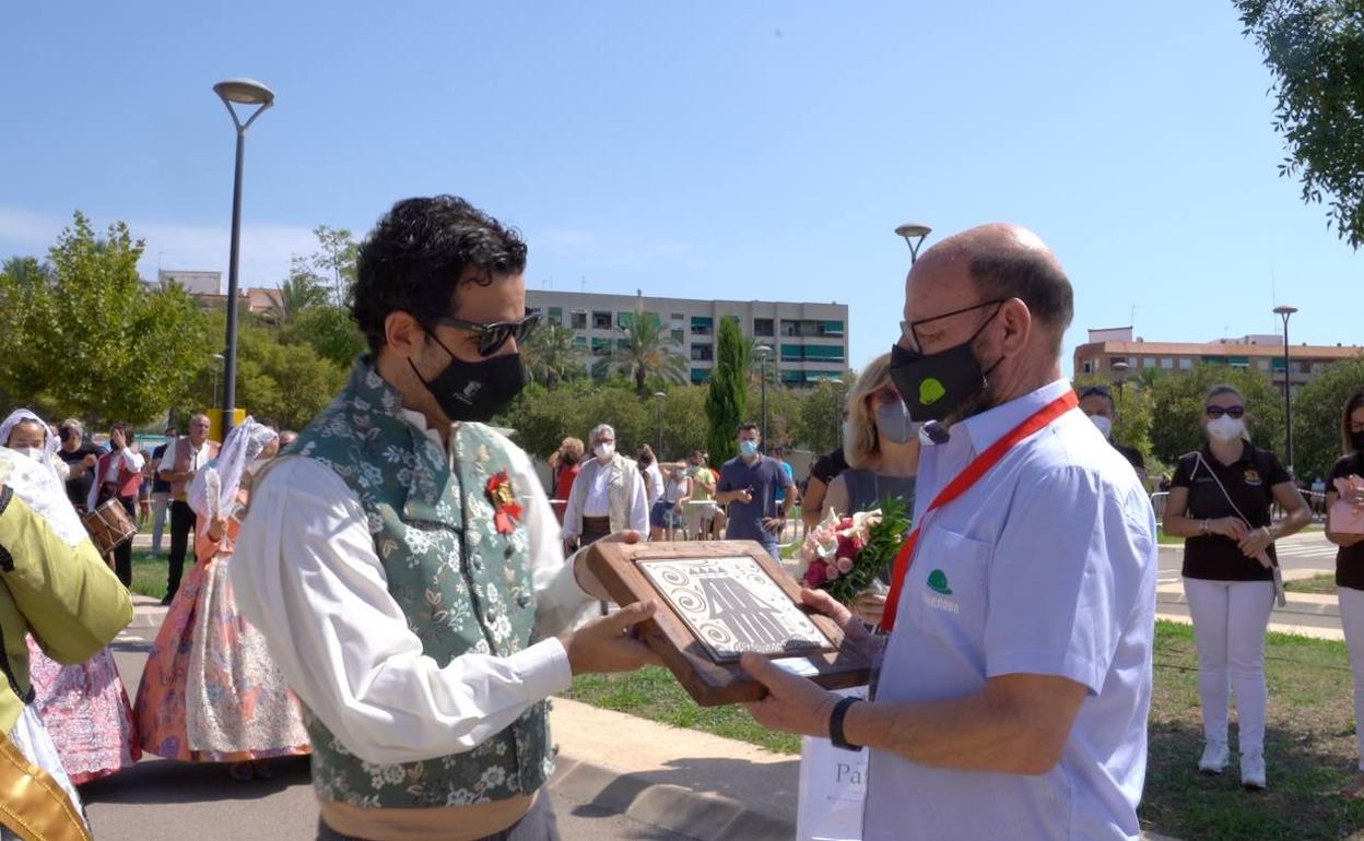 El alcalde, Juan Antonio Sagredo, entrega la placa a Juan Picazo. 