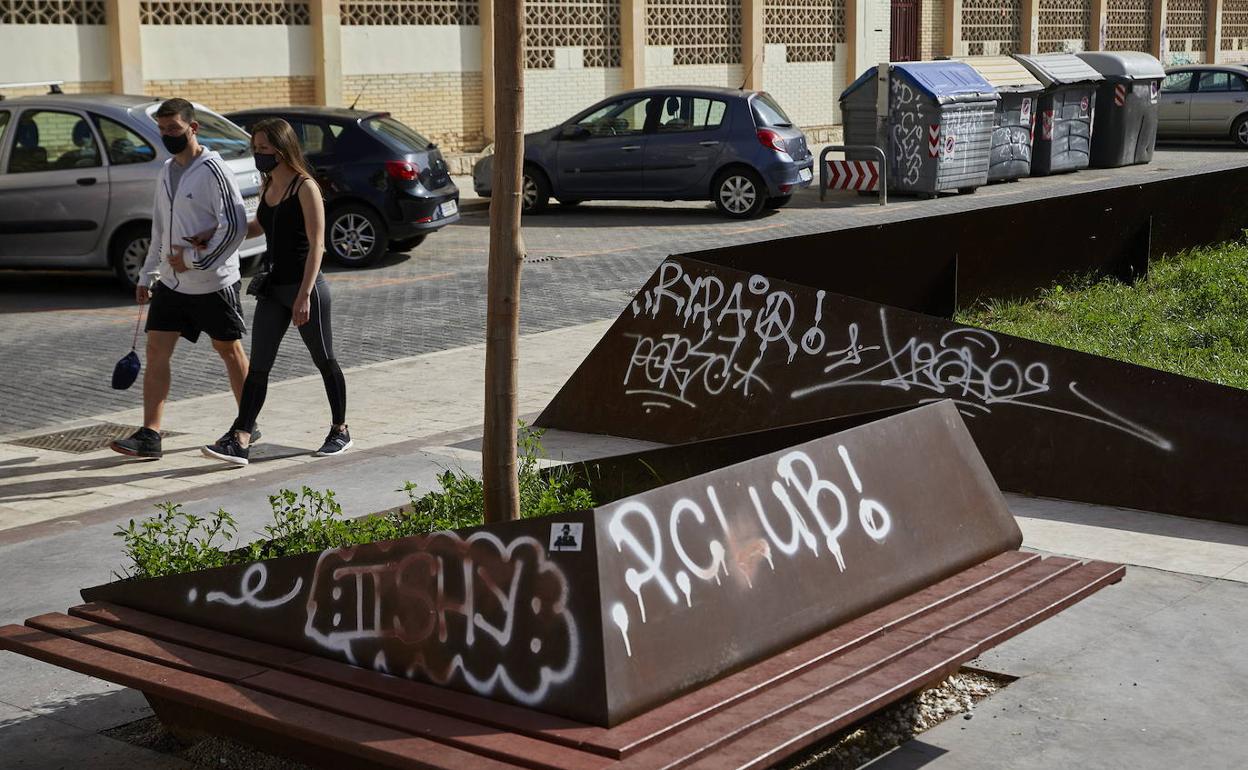 Pintadas en un banco del jardín situado en la trasera del IVAM. 