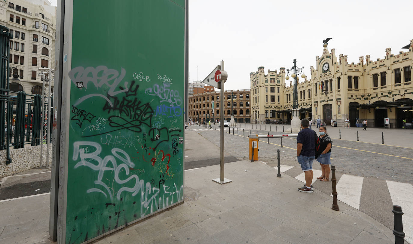 Churrerías, casetas de helado cerradas, terrazas de bares y pintadas por todas partes degradan el edificio modernista. La empresa Adif recibirá el proyecto para la rehabilitación integral de la emblemática construcción en marzo de 2022 y se ejecutará en tres fases durante años