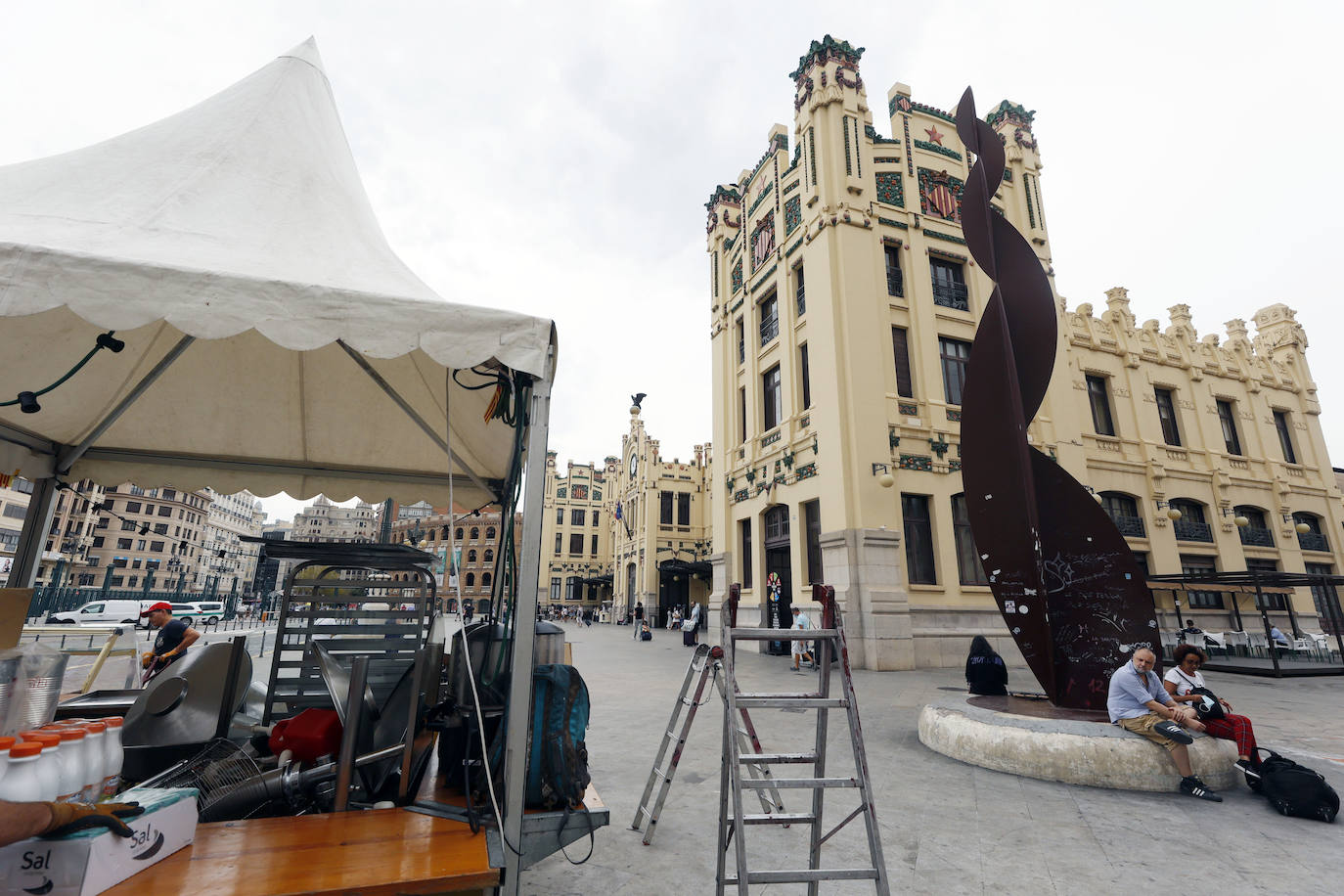 Churrerías, casetas de helado cerradas, terrazas de bares y pintadas por todas partes degradan el edificio modernista. La empresa Adif recibirá el proyecto para la rehabilitación integral de la emblemática construcción en marzo de 2022 y se ejecutará en tres fases durante años