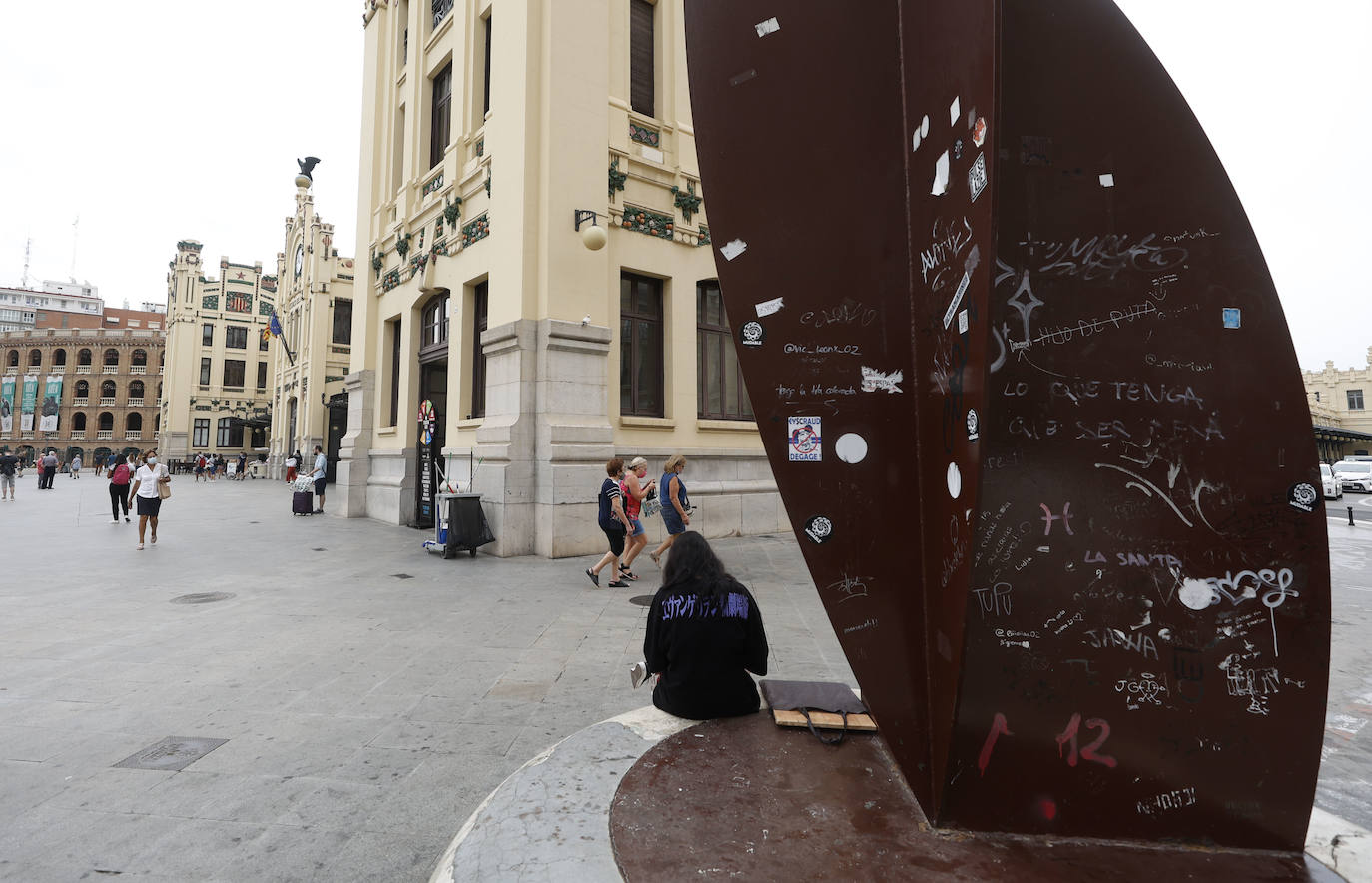 Churrerías, casetas de helado cerradas, terrazas de bares y pintadas por todas partes degradan el edificio modernista. La empresa Adif recibirá el proyecto para la rehabilitación integral de la emblemática construcción en marzo de 2022 y se ejecutará en tres fases durante años