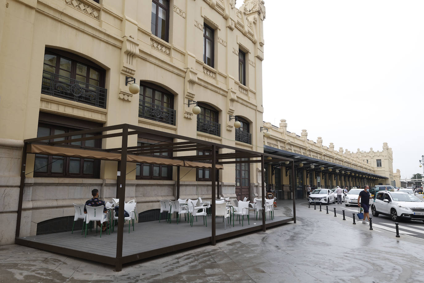 Churrerías, casetas de helado cerradas, terrazas de bares y pintadas por todas partes degradan el edificio modernista. La empresa Adif recibirá el proyecto para la rehabilitación integral de la emblemática construcción en marzo de 2022 y se ejecutará en tres fases durante años