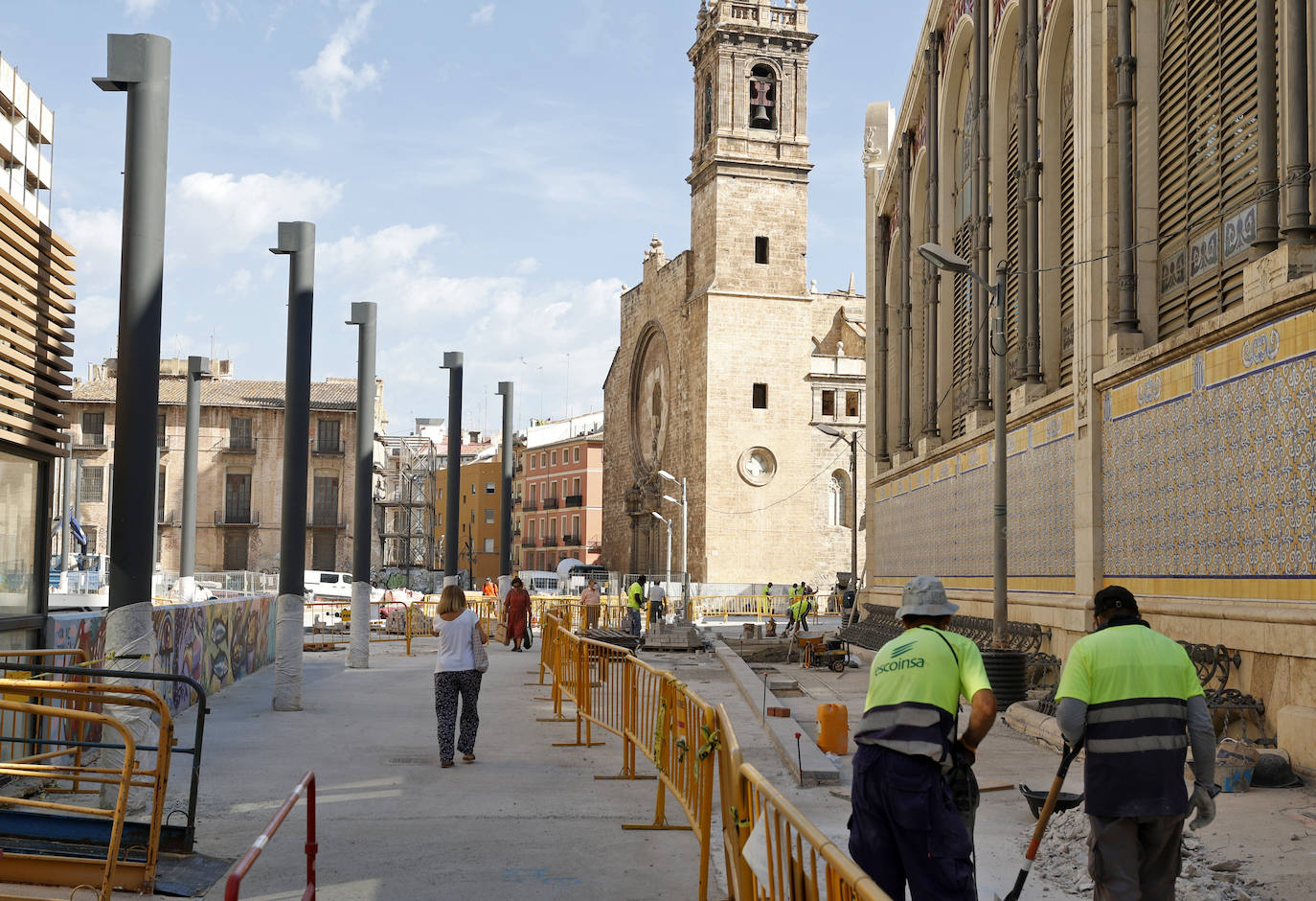 El entorno del Mercado Central y la Lonja está en obras. La instalación de pérgolas con placas fotovoltaicas en la plaza de Brujas ha despertado la polémica por los materiales empleados para la intervención, un proyecto que muchos tildan de invasivo con el patrimonio. 