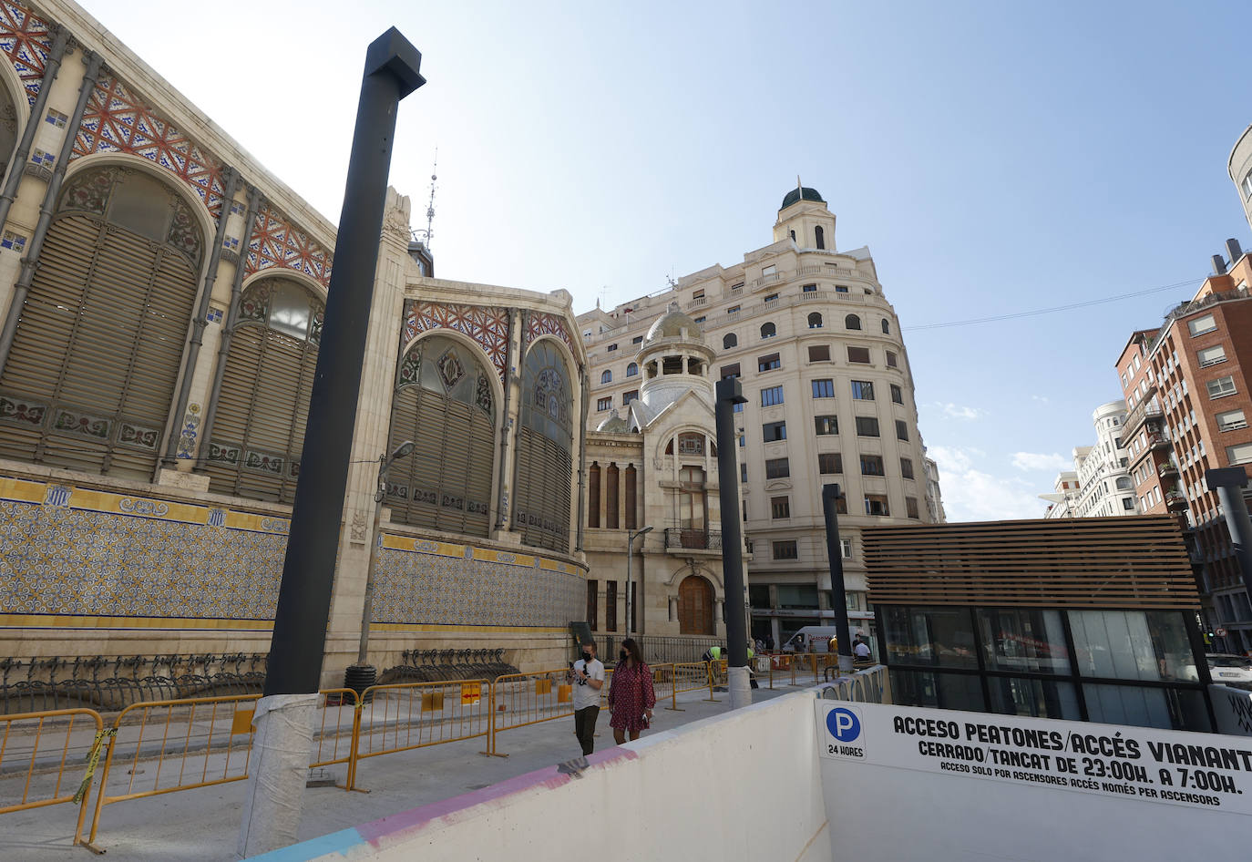 El entorno del Mercado Central y la Lonja está en obras. La instalación de pérgolas con placas fotovoltaicas en la plaza de Brujas ha despertado la polémica por los materiales empleados para la intervención, un proyecto que muchos tildan de invasivo con el patrimonio. 