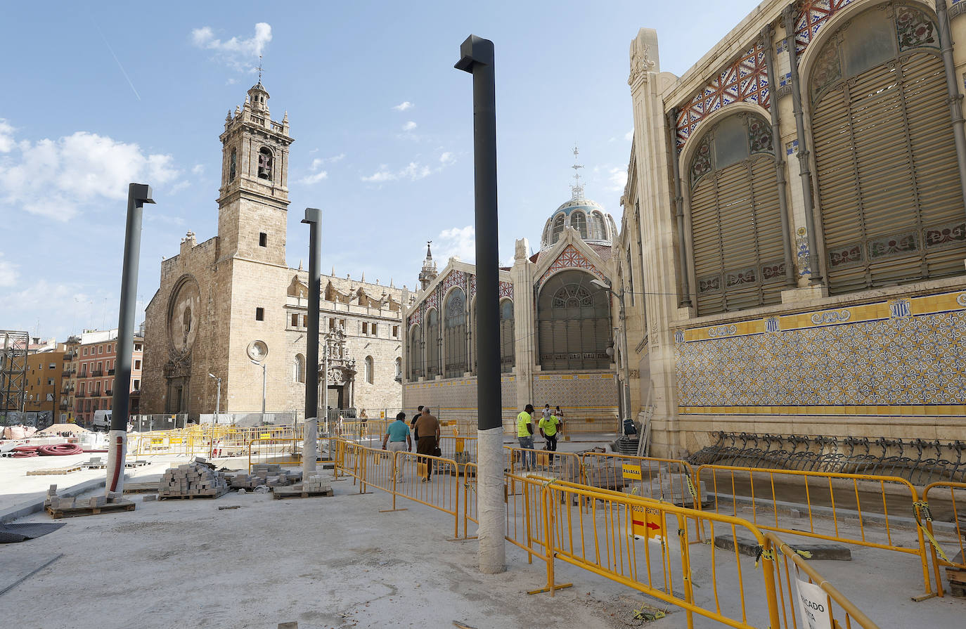 El entorno del Mercado Central y la Lonja está en obras. La instalación de pérgolas con placas fotovoltaicas en la plaza de Brujas ha despertado la polémica por los materiales empleados para la intervención, un proyecto que muchos tildan de invasivo con el patrimonio. 