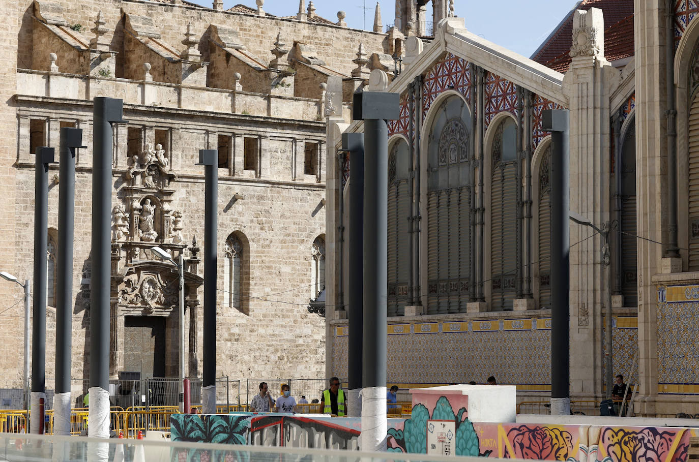 El entorno del Mercado Central y la Lonja está en obras. La instalación de pérgolas con placas fotovoltaicas en la plaza de Brujas ha despertado la polémica por los materiales empleados para la intervención, un proyecto que muchos tildan de invasivo con el patrimonio. 