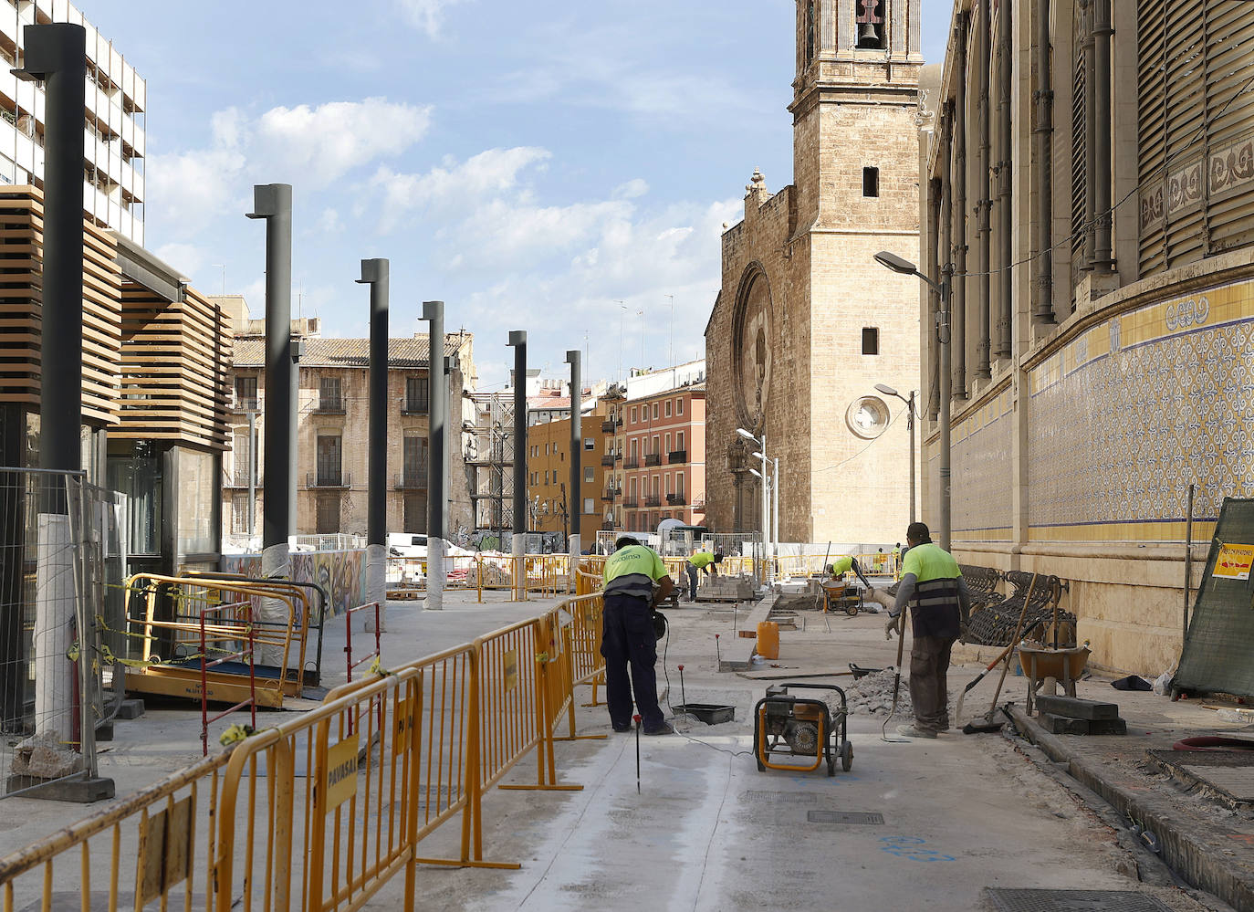 El entorno del Mercado Central y la Lonja está en obras. La instalación de pérgolas con placas fotovoltaicas en la plaza de Brujas ha despertado la polémica por los materiales empleados para la intervención, un proyecto que muchos tildan de invasivo con el patrimonio. 