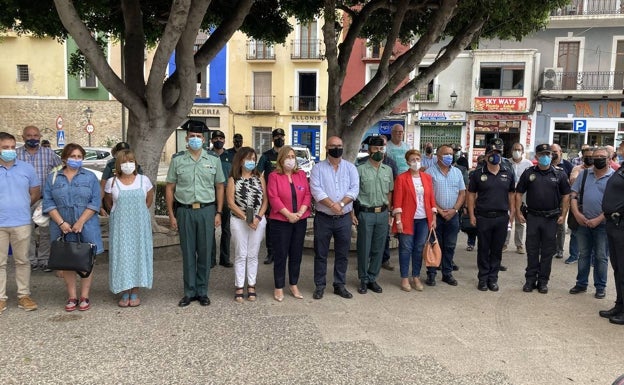 El alcalde de La Vila, Andreu Verdú, encabeza el minuto de silencio de este mediodía. 