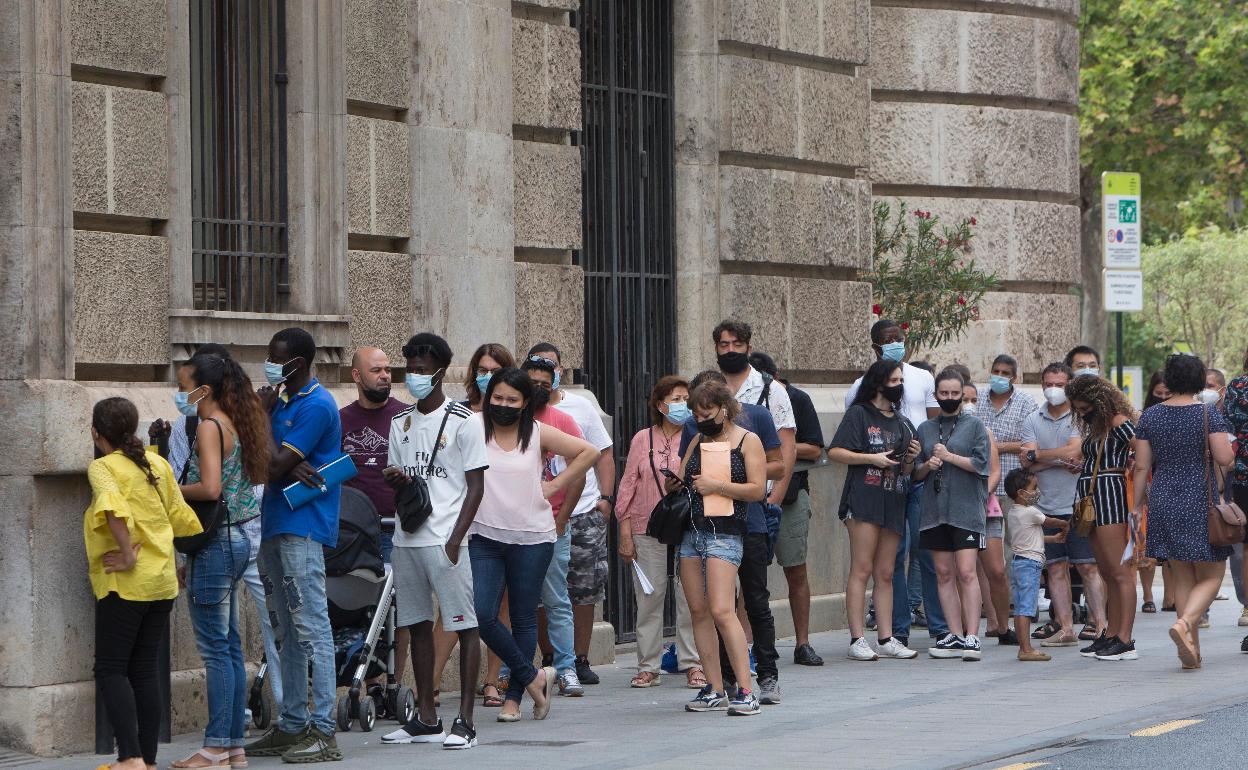 Colas para el empadronamiento en el Ayuntamiento de Valencia. 