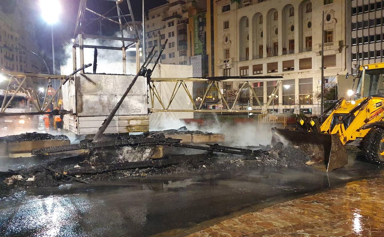 La recogida de cenizas en la noche de la cremà. 