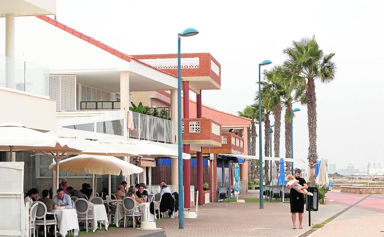 Unos de los restaurantes de la playa de Puçol a mediodía. 