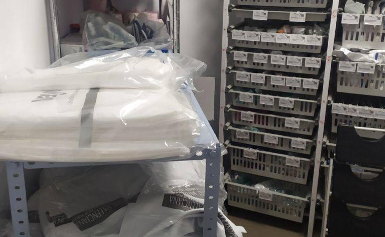 El material amontonado por el escaso espacio de la sede. 