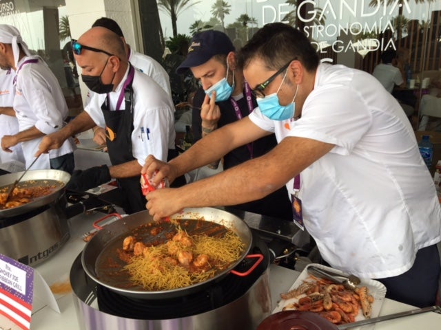 El concurso culinario regresa tras la suspensión de 2020 para dar con la mejor fideuà de Gandia