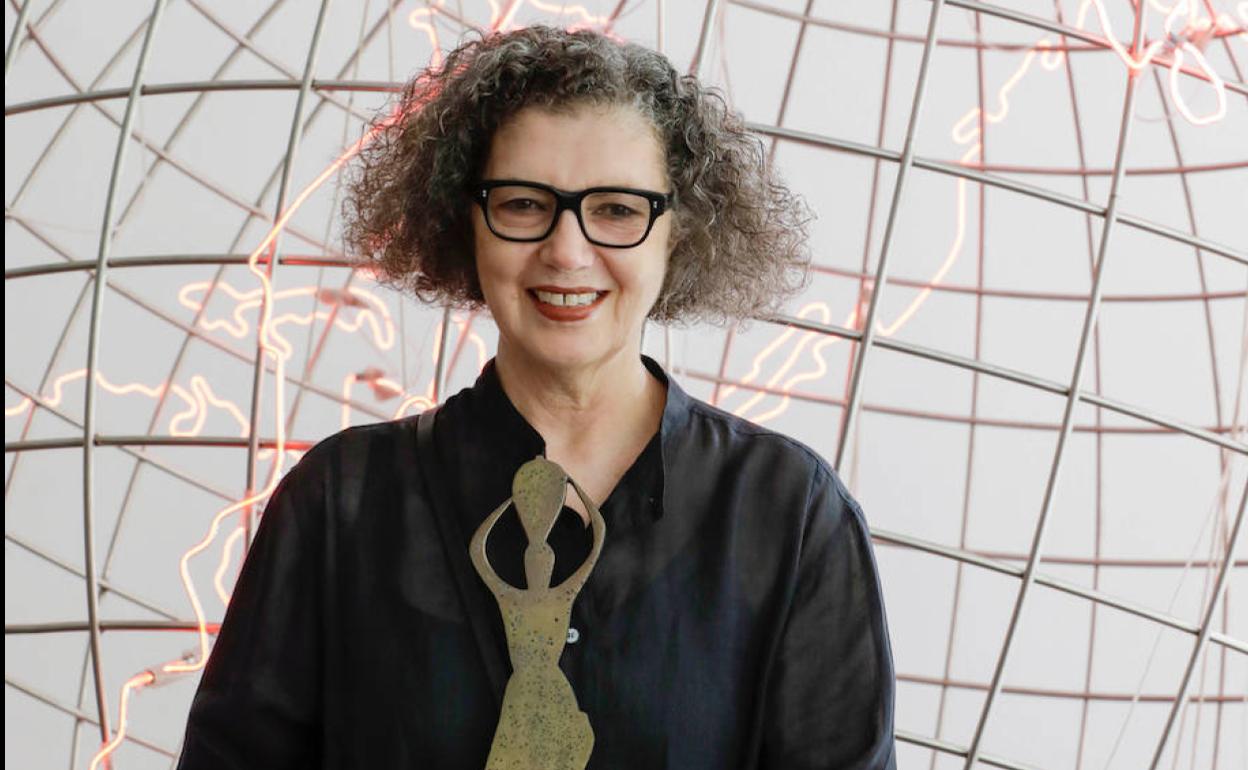 La artista Mona Hatoum con el premio Julio González. 