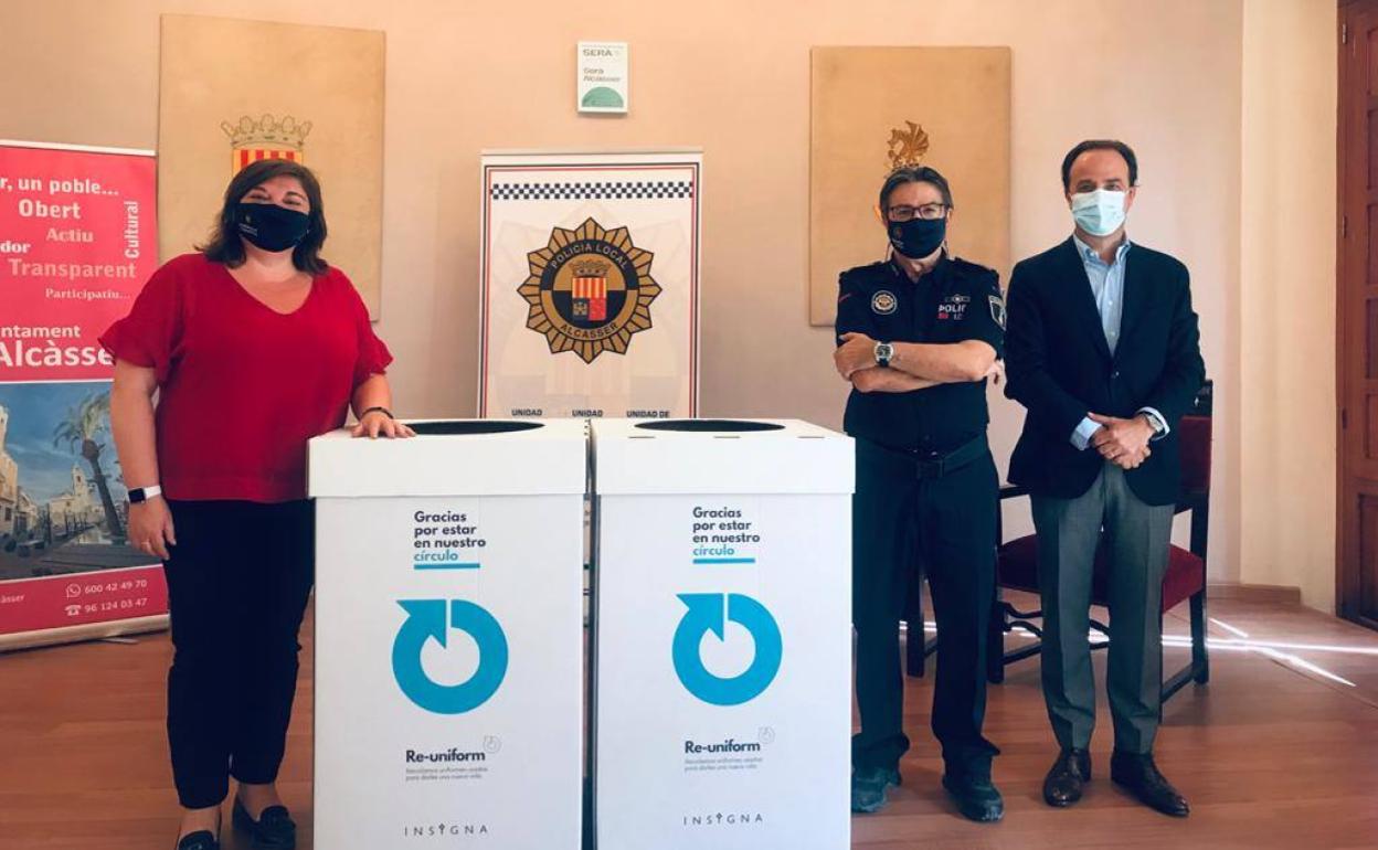 La alcaldesa, Eva Zamora, con el responsable de la empresa y la Policía Local. 