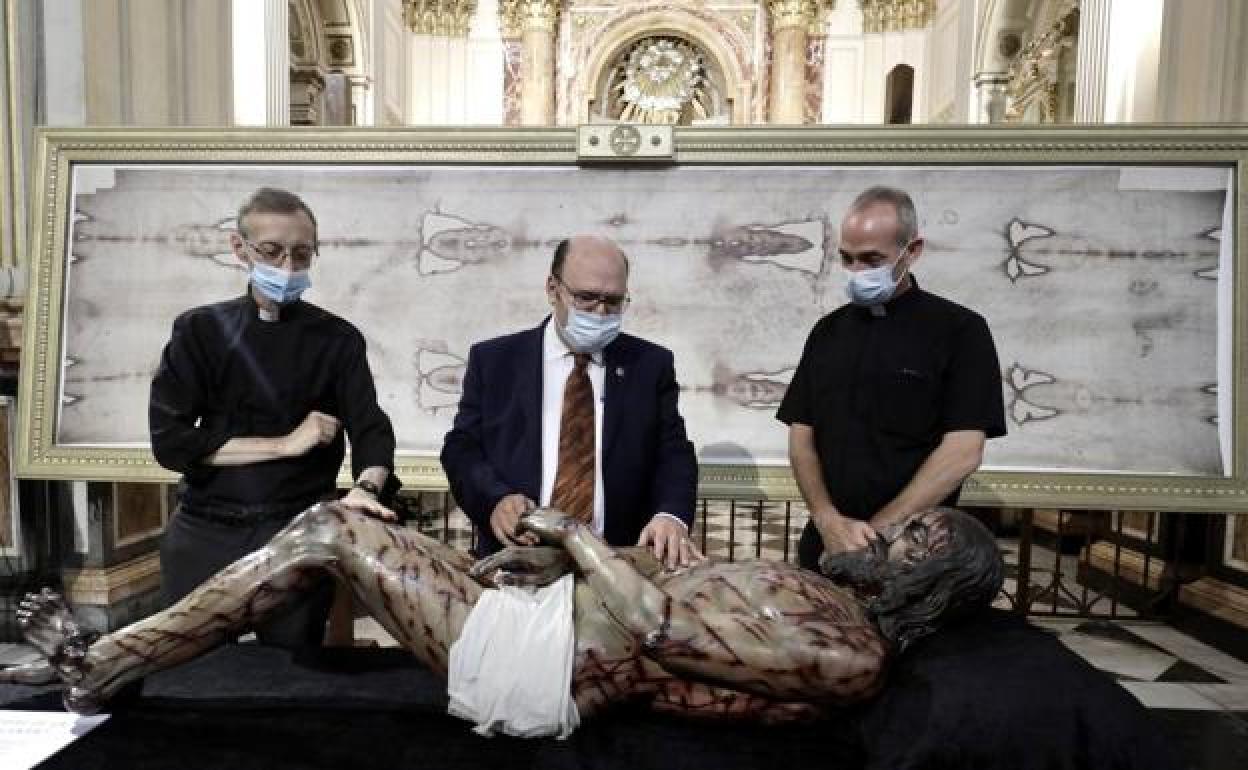 imagen yacente de Jesucristo con todas las heridas que aparecen reflejadas en la síndone de TurÍn.