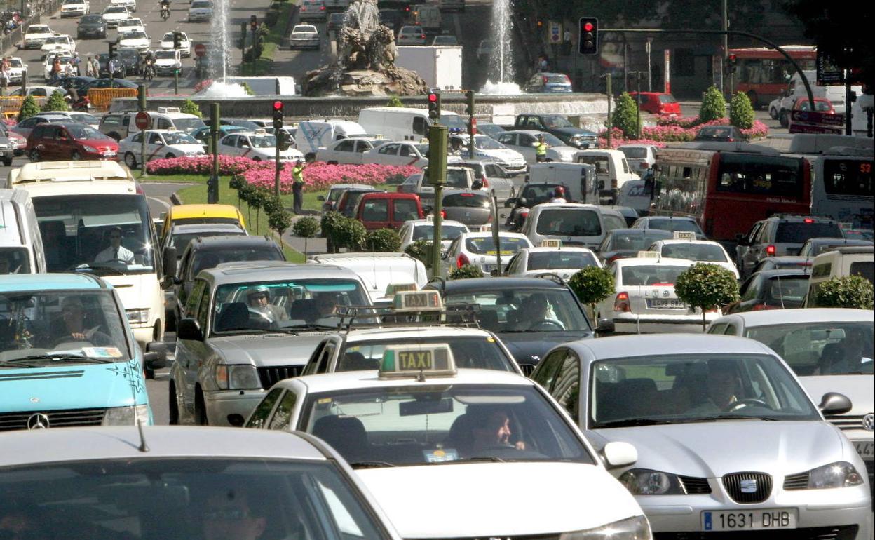 Contaminación producida por coches en una gran ciudad española. 