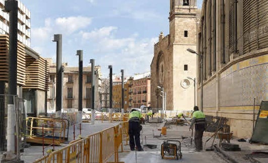 Operarios trabajando en la plaza de Brujas. 