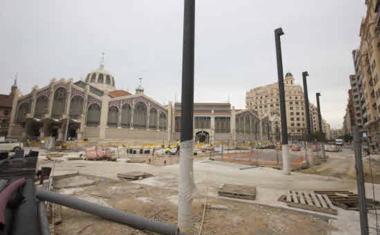 Obras en el Mercado Central: polémica por las nuevas pérgolas | Ribó se excusa en que el proyecto es de la Generalitat para no rectificar las pérgolas junto al Mercado Central