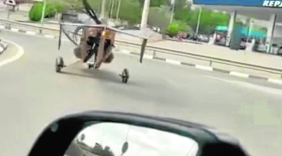El autogiro circulando por la carretera.