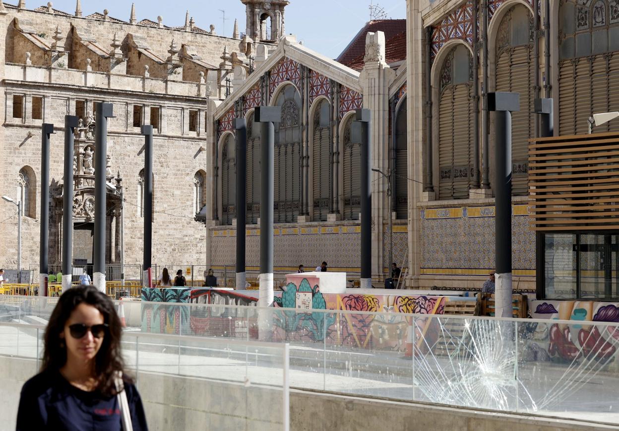 Pilares para una de las pérgolas, con el Mercado Central y Santos Juanes al fondo. jesús signes