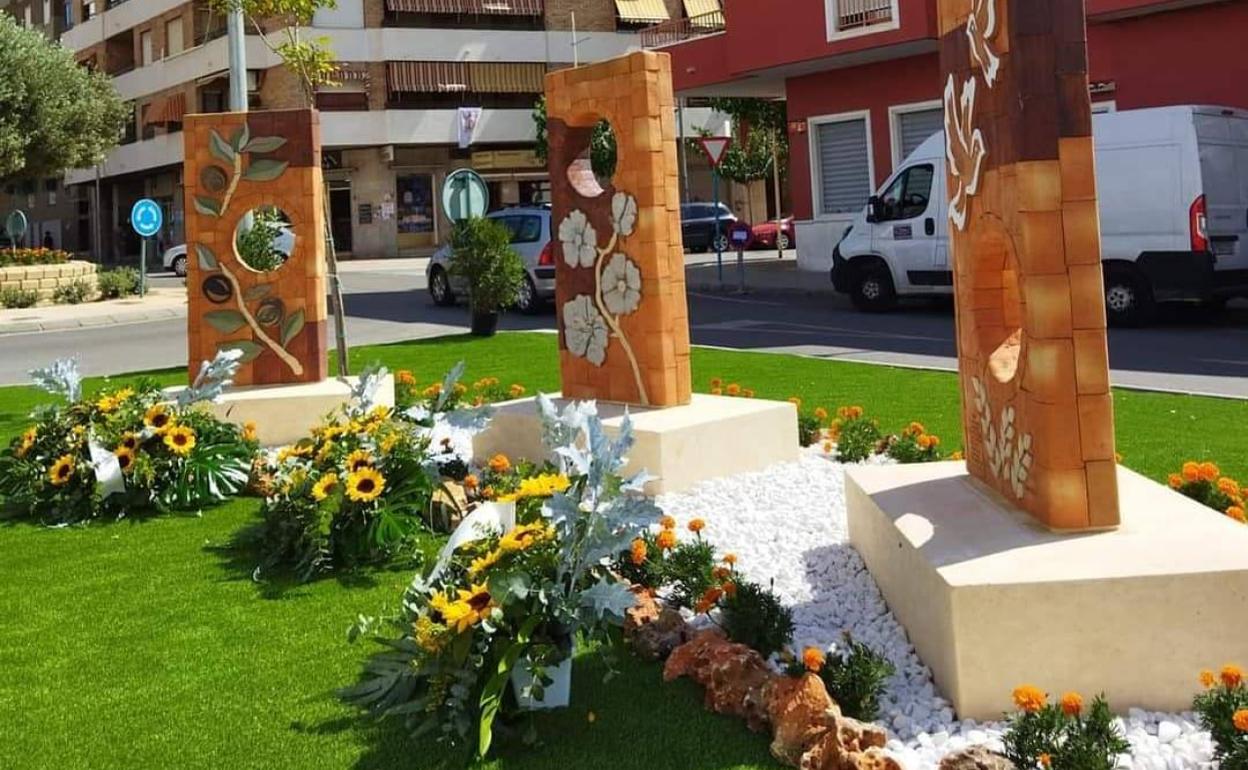 Los agujeros en cada una de las tres esculturas simbolizan el vacío que han dejado en el pueblo y en las familias. 