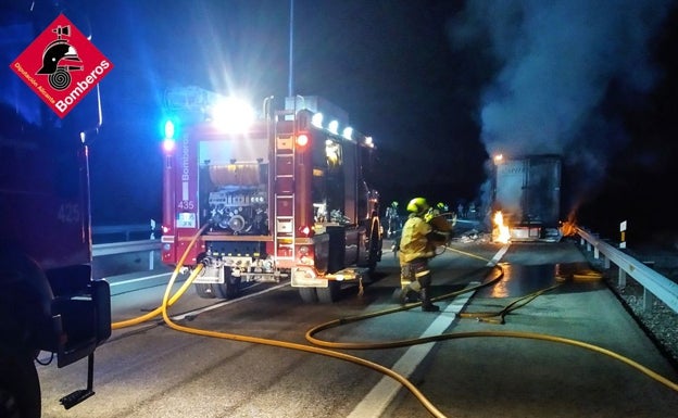 Imagen principal - Los bomberos trabajaron más de cuatro horas hasta extinguir por completo el incendio. 