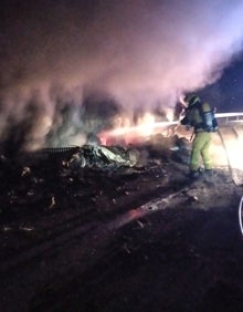 Imagen secundaria 2 - Los bomberos trabajaron más de cuatro horas hasta extinguir por completo el incendio. 