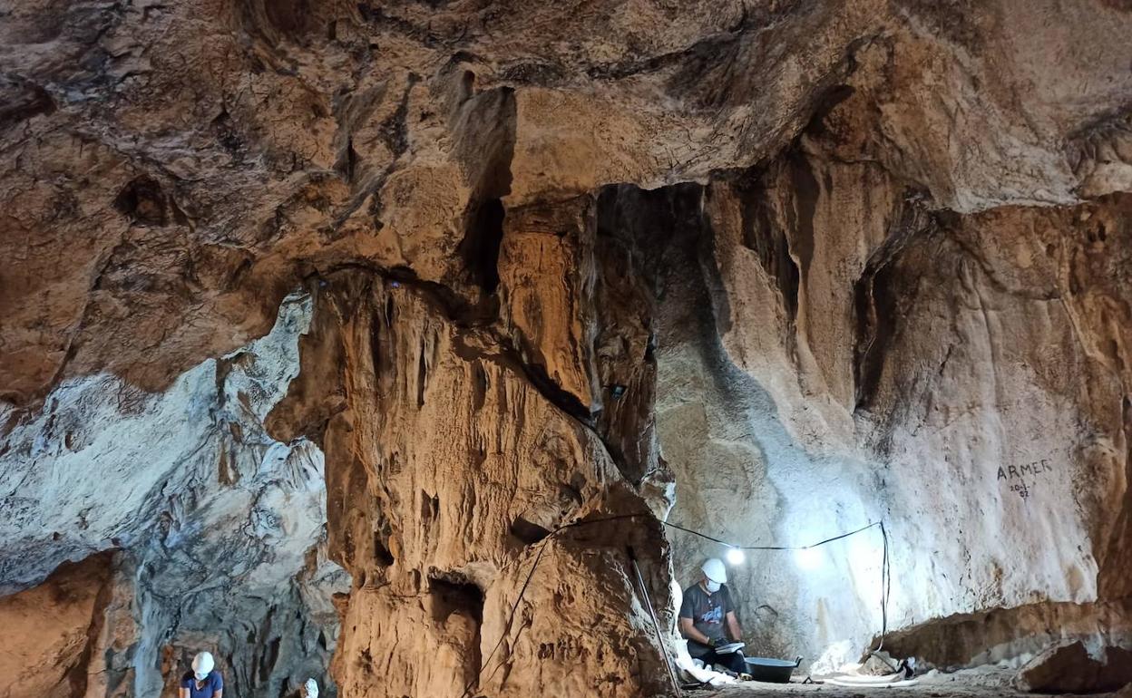 Las Cova de l'Or  de Beniarrés ha retomado las excavaciones tras 30 años. 