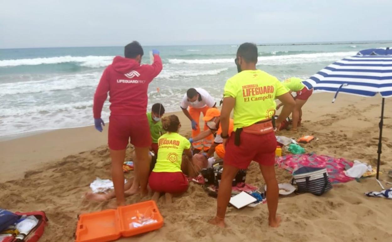 El servicio de Socorrismo de El Campello auxilia a un bañista este verano. 