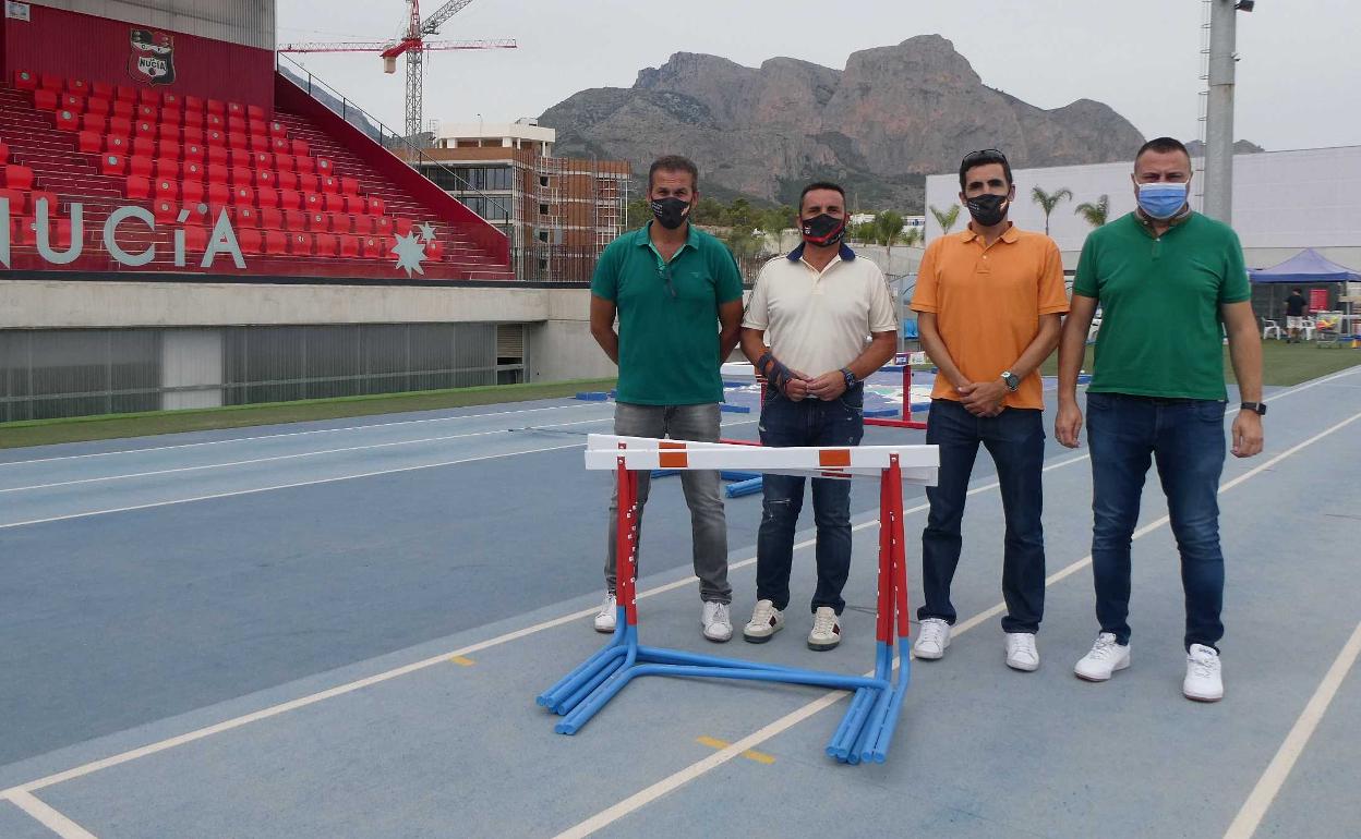 Bernabé Cano junto a los representantes de la FEDS