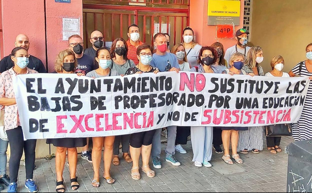 Padres y madres durante la concentración en protesta por la falta de maestros. 