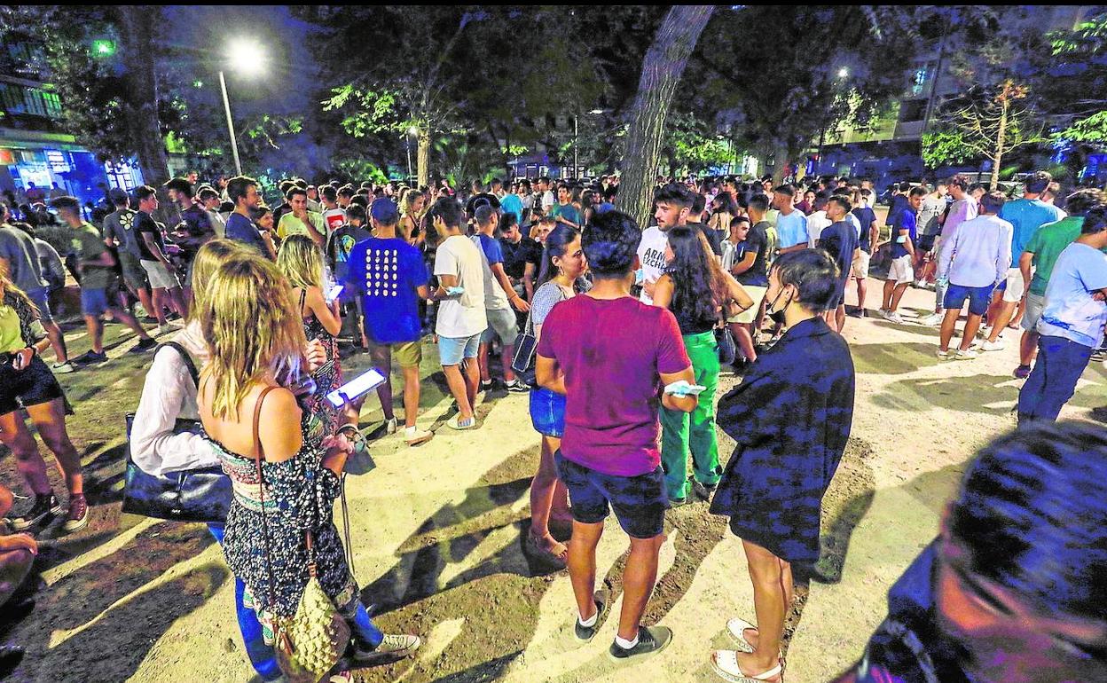 Concentración de jóvenes en la zona de Blasco Ibáñez de Valencia. 