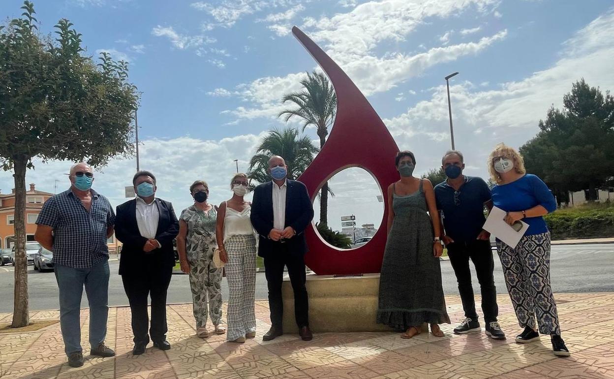 La inaguración de la escultura de Teulada que rinde homenaje a los donantes de sangre. 