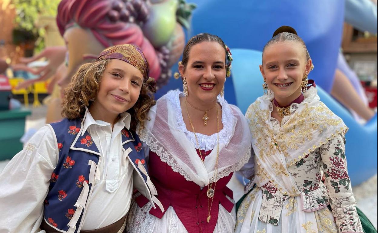 Marc Dels Àngels, Celia Sanz y Lucía Balbastre, presidente infnatil y falleras mayores de Santa María Micaela. 