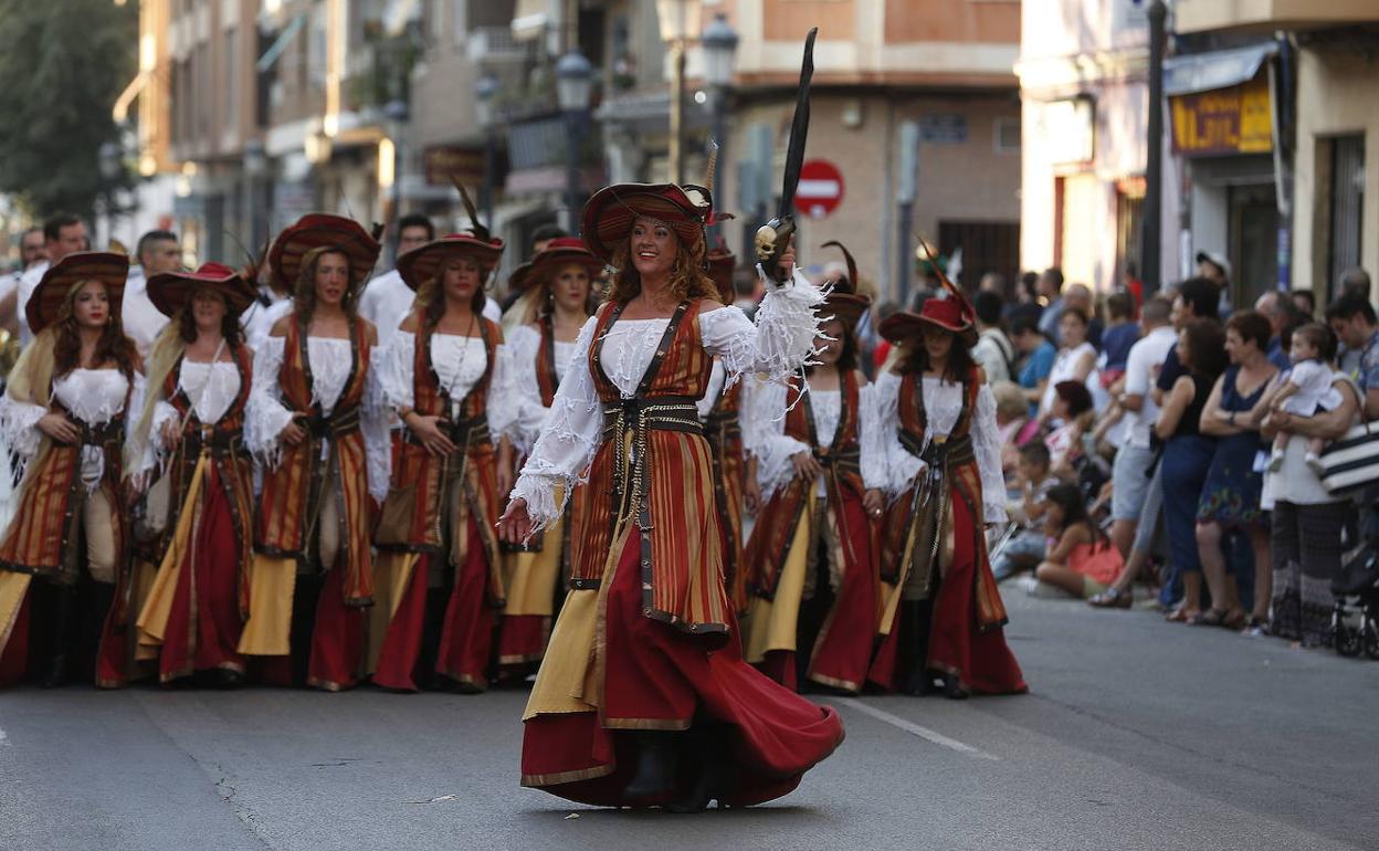 Moros y cristianos en Valencia | Los moros y cristianos activan sus fiestas tras el éxito de las Fallas