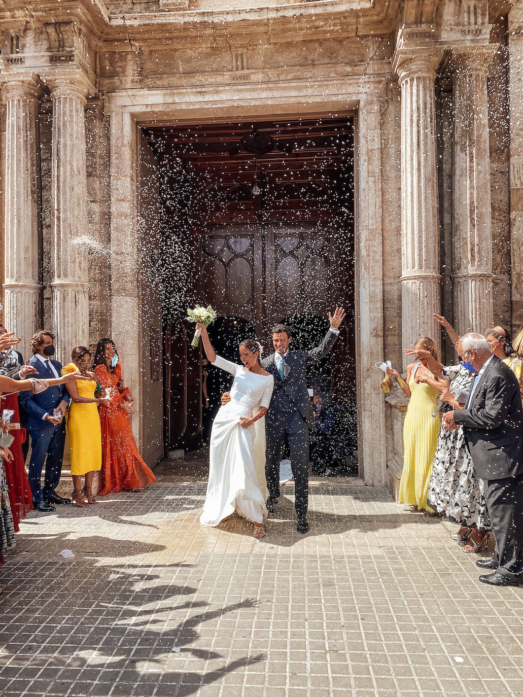 Los novios a la salida de la iglesia de San Agustín, donde se casaron acompañados de amigos y familia.. 