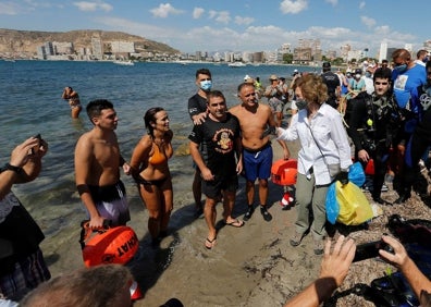 Imagen secundaria 1 - Doña Sofía ha participado este sábado en la recogida de residuos en la playa de la Almadraba de Alicante. 