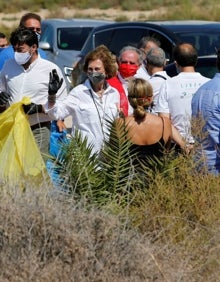 Imagen secundaria 2 - Doña Sofía ha participado este sábado en la recogida de residuos en la playa de la Almadraba de Alicante. 