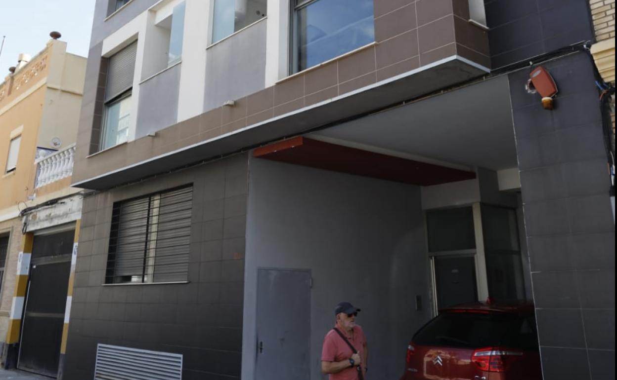 Un hombre camina junto al edificio donde ocurrieron los hechos. 