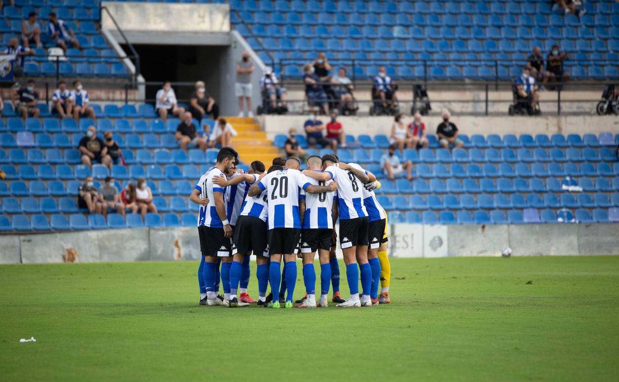 Los jugadores del Hércules, en el estreno liguero de hace dos semanas en el estadio. 